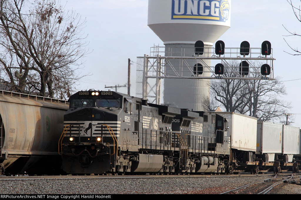 NS 9528 leads train 218 towards Pomona